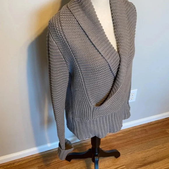 American Eagle Outfitters Chunky Cable Gray Wrap Over Front Sweater M - Picture 3 of 6